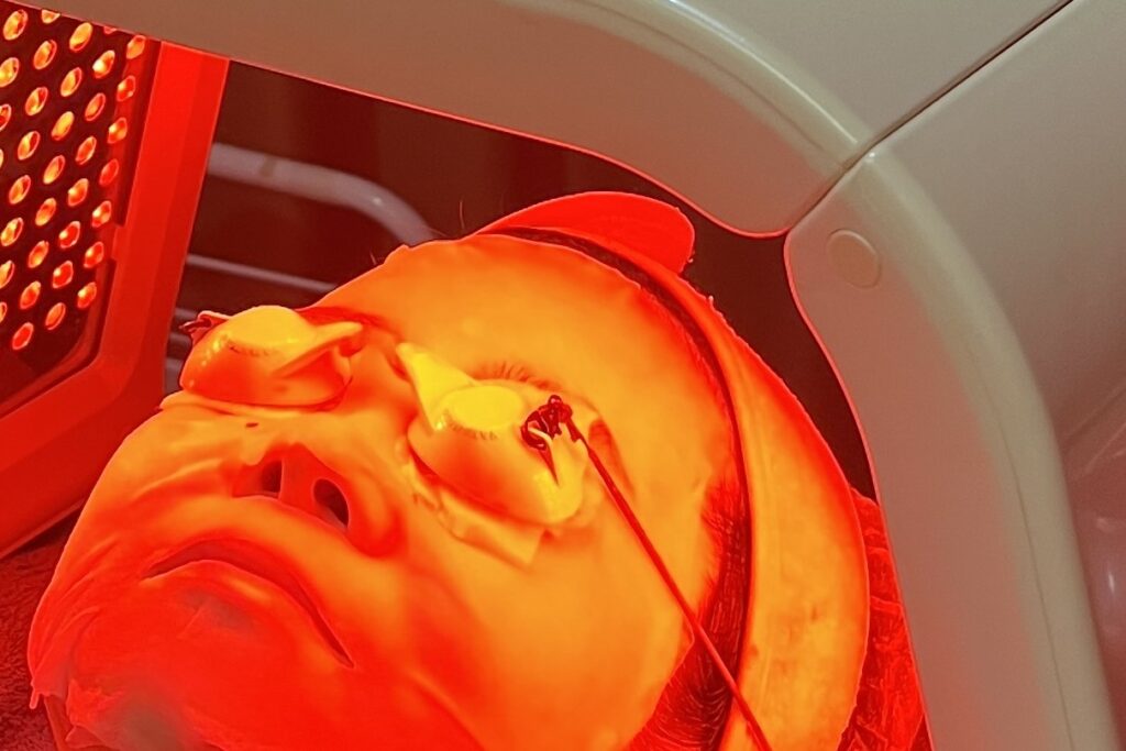 Pasien menjalani terapi LED light therapy untuk perawatan kulit wajah di Le' Immortale Clinic